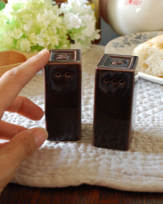 キッチン雑貨 インテリア雑貨 STUDIO Mのキューブソルト& ペッパー(チョコ)。テーブルの上に出したままにしておいても可愛いスパイスボトルです。(n18-225)
