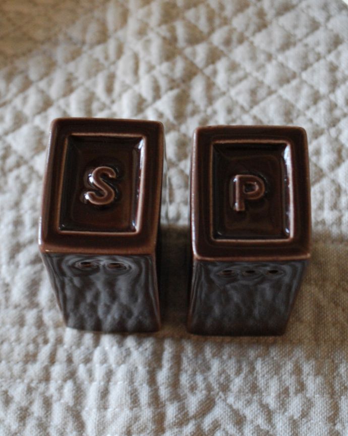 キッチン雑貨 インテリア雑貨 STUDIO Mのキューブソルト& ペッパー(チョコ)。プクプクっとしたPとSが可愛いアクセントです。(n18-225)