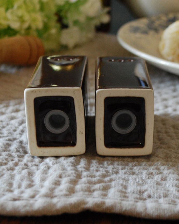 キッチン雑貨 インテリア雑貨 STUDIO Mのキューブソルト& ペッパー(チョコ)。底はキャップ付きです。(n18-225)