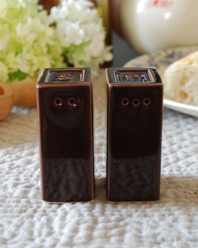キッチン雑貨 インテリア雑貨 STUDIO Mのキューブソルト& ペッパー(チョコ)。お家での朝食やランチがまるでカフェの様になりそうです。(n18-225)
