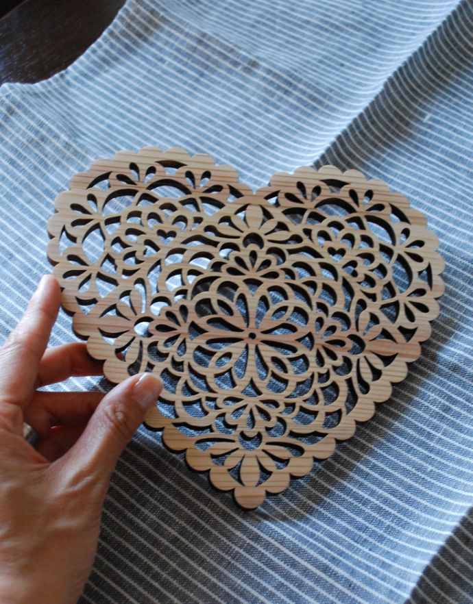 ダイニング雑貨　インテリア雑貨　ドイリーレースモチーフ、国産杉のコースター（ハート）。どこに置いてあってもお可愛いコースターです。(n3-082)