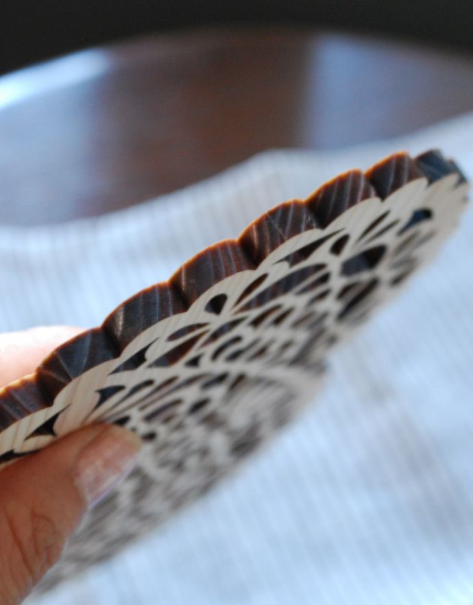 ダイニング雑貨　インテリア雑貨　ドイリーレースモチーフ、国産杉のコースター（ハート）。厚みはこんな感じです。(n3-082)