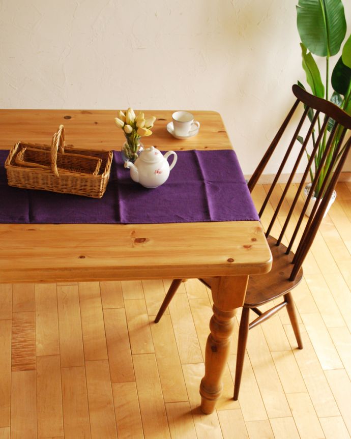 ダイニング雑貨　インテリア雑貨　リネンのテーブルランナー(パープル)。いつものテーブルに掛けるだけで、お部屋の雰囲気がグっと素敵になります。(n3-093)