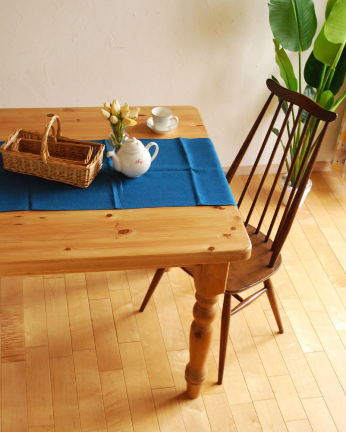 ダイニング雑貨　インテリア雑貨　リネンのテーブルランナー(ターコイズ)。いつものテーブルに掛けるだけで、お部屋の雰囲気がグっと素敵になります。(n3-095)