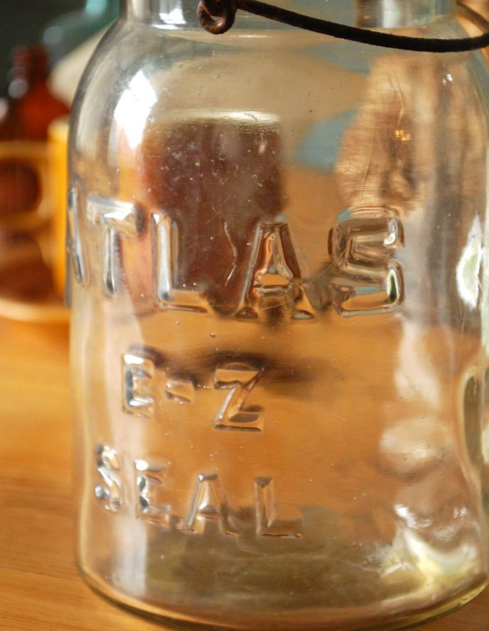 アンティーク雑貨　Atlas E-Z Sealの蓋つきアンティークガラスジャー 。 立体的なエンボスが可愛いデザインです。(n4-071)
