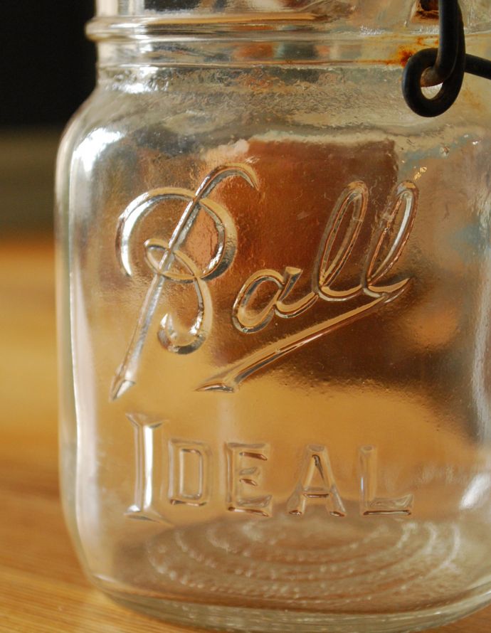 アンティーク雑貨　蓋つきアンティークガラスジャー Ｂａｌｌ ＩＤＥＡＬ。立体的なエンボスが可愛いデザインです。(n4-072)