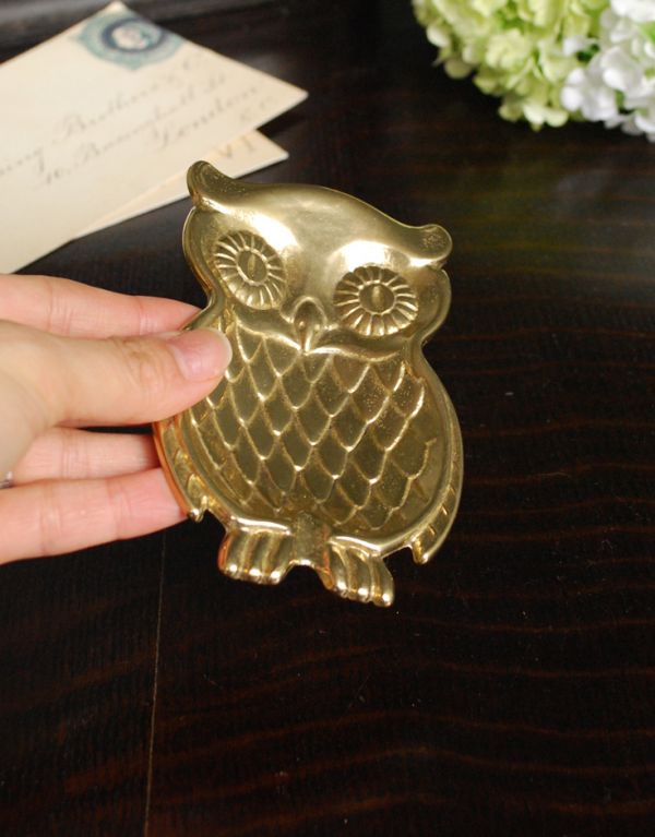 リビング雑貨　インテリア雑貨　真鍮トレー（フクロウ）。真鍮製のトレーに乗せるだけで、いつもより華やかに魅せてくれます。(n16-081)