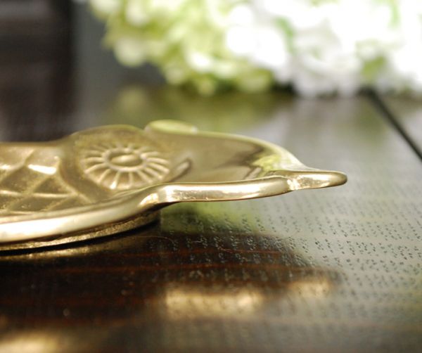 リビング雑貨　インテリア雑貨　真鍮トレー（フクロウ）。厚みはこんな感じ。(n16-081)