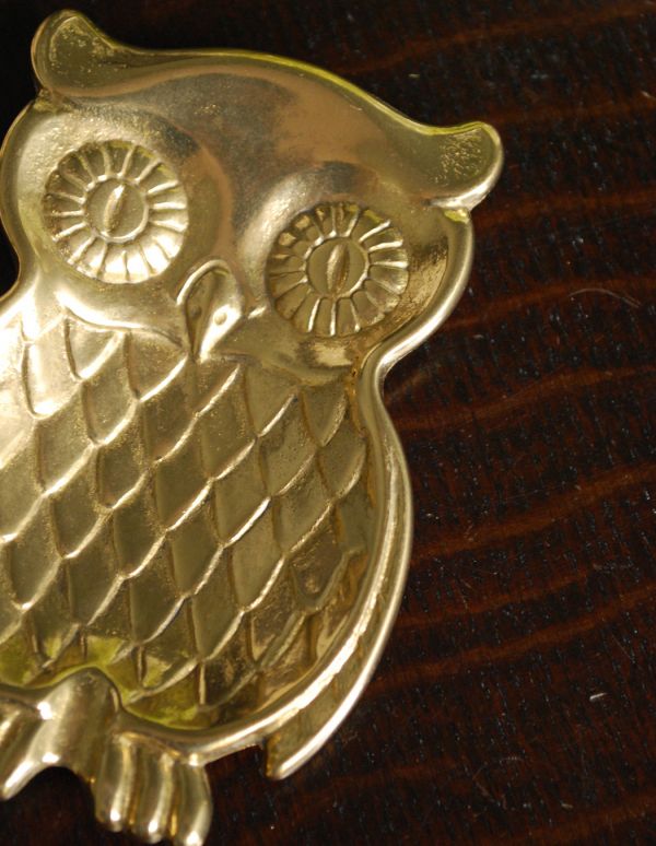 リビング雑貨　インテリア雑貨　真鍮トレー（フクロウ）。リーフのモチーフが上品に輝きます。(n16-081)