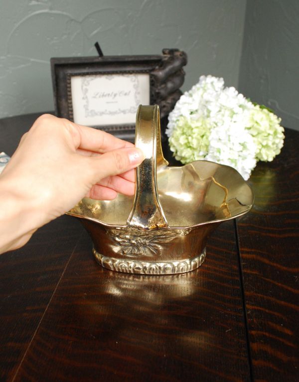 リビング雑貨　インテリア雑貨　持ち手付き真鍮バスケット。深めなので、色々なシーンで使えそうです。(n5-100)