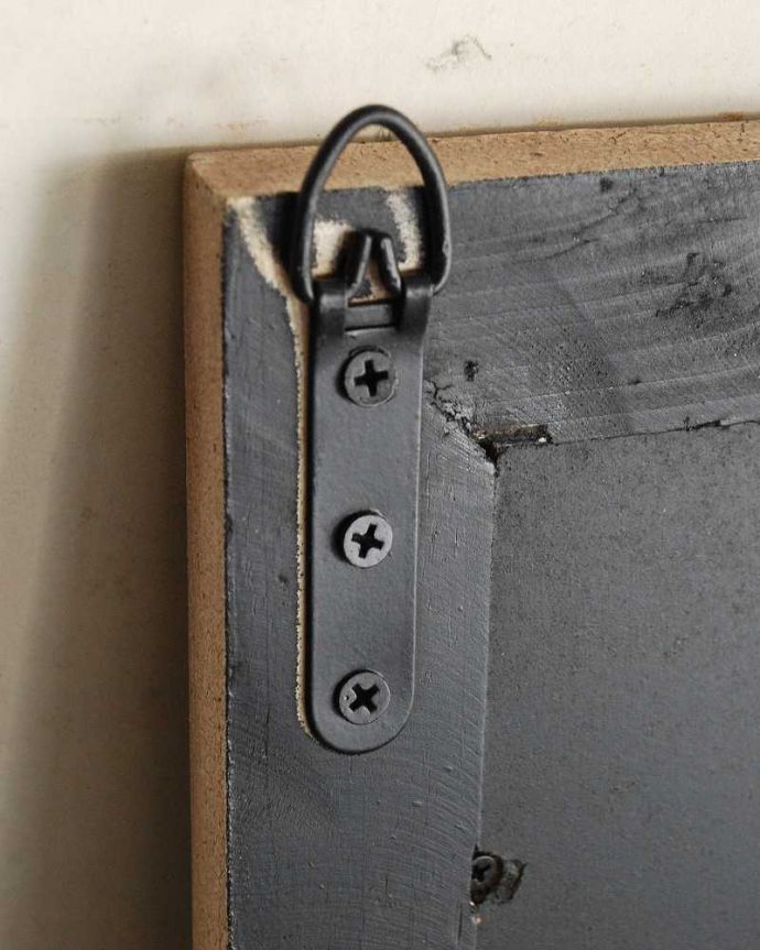 リビング雑貨　インテリア雑貨　キャンバスブロカントフレーム　少年＆猫。裏面には壁に掛ける金具が付いているので、簡単に取り付けることができます。(n7-101)