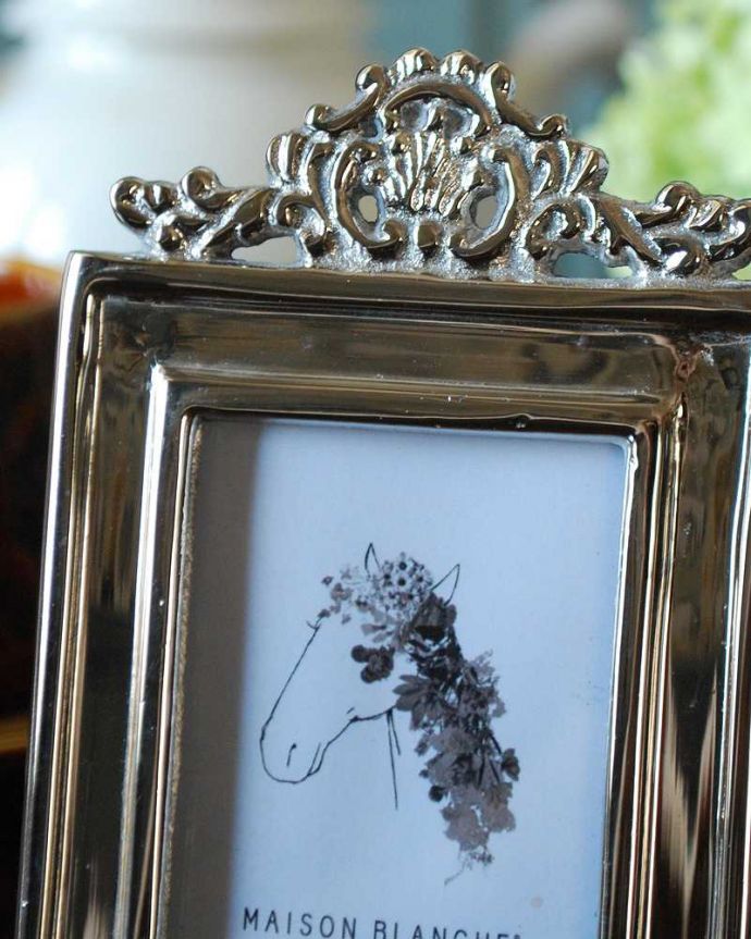 リビング雑貨　インテリア雑貨　ティアラのような飾りが可愛いシルバー色のフォトフレーム。このままディスプレイしても素敵なデザイン。(n7-123)