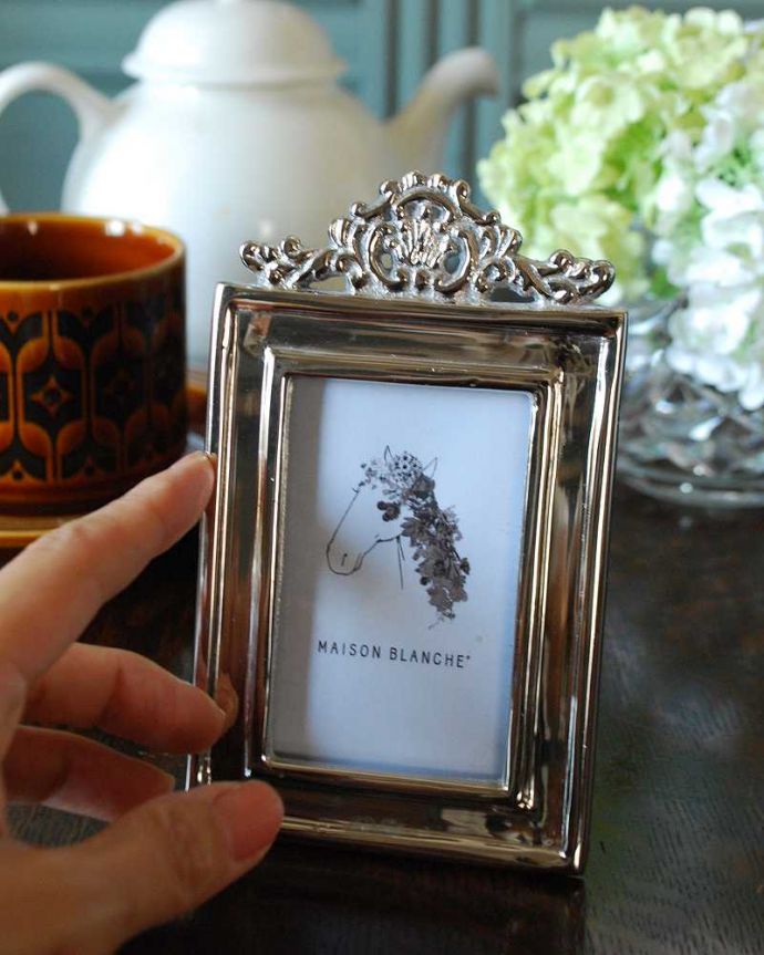 リビング雑貨　インテリア雑貨　ティアラのような飾りが可愛いシルバー色のフォトフレーム。切り抜きや写真を入れてもディスプレイを楽しめます。(n7-123)