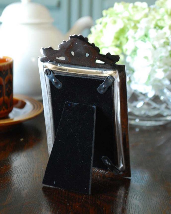 リビング雑貨　インテリア雑貨　ティアラのような飾りが可愛いシルバー色のフォトフレーム。裏面はこんな感じです。(n7-123)