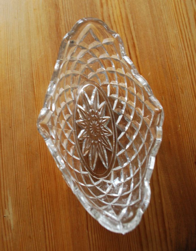 デザートグラス、ボウル(器)　アンティーク雑貨　キラキラ輝くダイヤカットが美しいアンティークのプレスドガラス。上から見ても美しいデザインが楽しめます。(pg-1443)