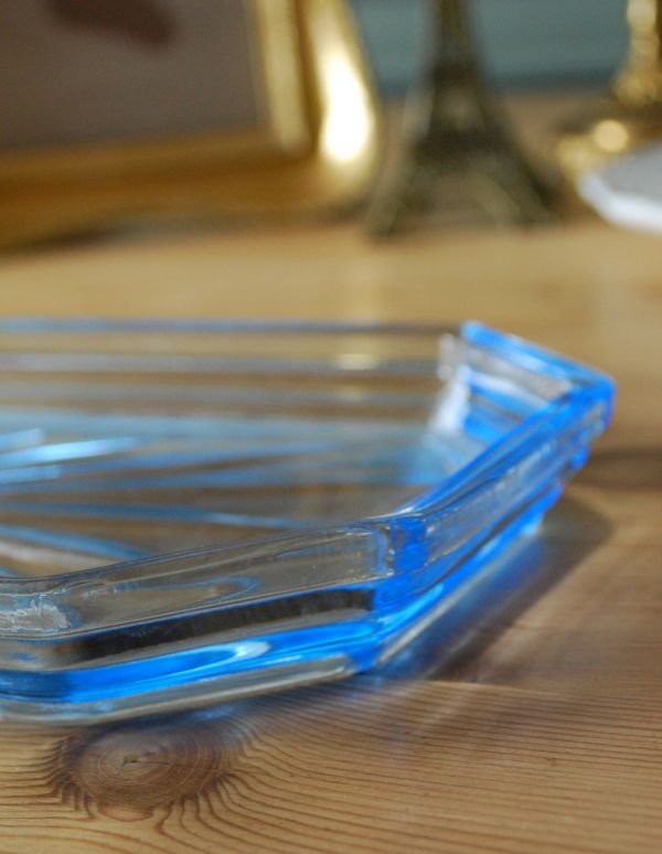 プレート、ケーキスタンド アンティーク雑貨 ブルーのガラスプレート(アンティークトレー)プレスドグラス。アクセサリートレーやパンやお菓子のトレーなど使い方いろいろ。(pg-1538)