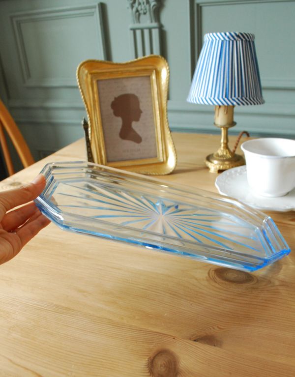 プレート、ケーキスタンド アンティーク雑貨 ブルーのガラスプレート(アンティークトレー)プレスドグラス。爽やかなブルーがインテリアのアクセントになります。(pg-1538)