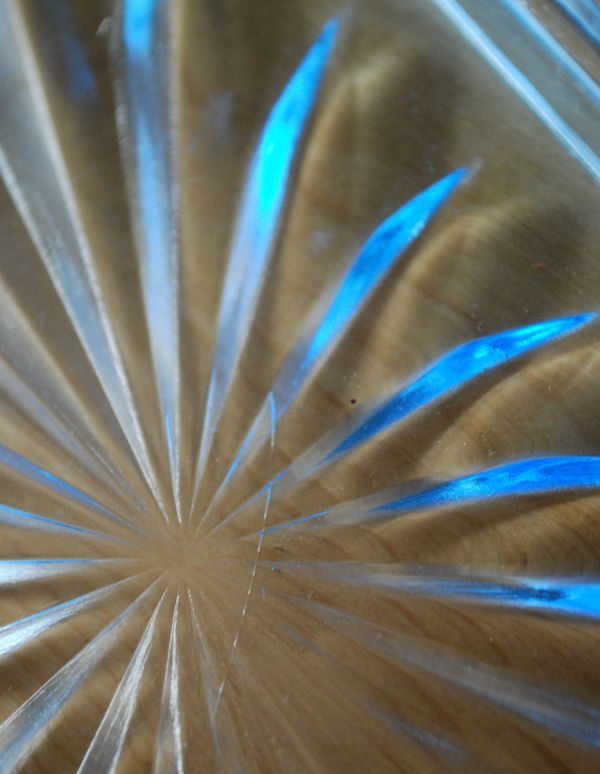 プレート、ケーキスタンド アンティーク雑貨 ブルーのガラスプレート(アンティークトレー)プレスドグラス。アンティークのため、多少の欠け・傷がありますが、使用上問題はありませんので、ご了承下さい。(pg-1538)