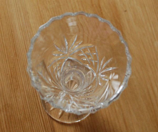 アンティーク雑貨　シルエットが美しい1輪挿し、アンティークガラスのプレスドグラス（花瓶）。上から見てもキレイなデザインです。(pg-2381)