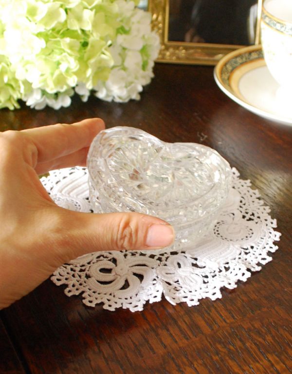 アンティーク雑貨　ハートモチーフのガラス小物入れ　アンティークのプレスドグラス。何を入れようかワクワクしてしまいます。(pg-2581)