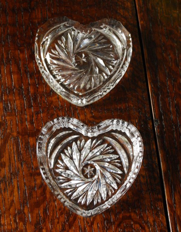 アンティーク雑貨　ハートモチーフのガラス小物入れ　アンティークのプレスドグラス。上から見るとこんな感じ。(pg-2581)