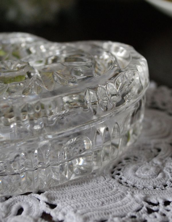 アンティーク雑貨　ハートモチーフのガラス小物入れ　アンティークのプレスドグラス。アンティークのため、多少の欠け・傷がある場合がありますが、使用上問題はありませんので、ご了承下さい。(pg-2581)