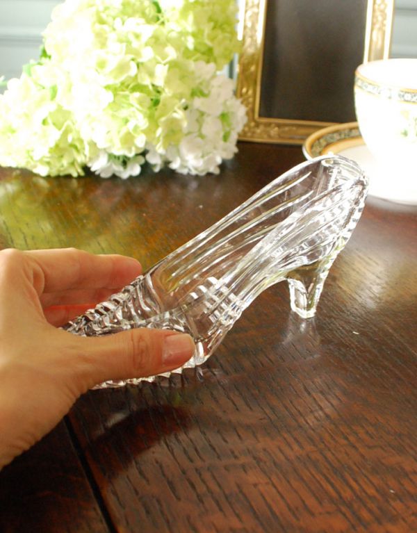 アンティーク雑貨　女性の憧れ・・・アンティークガラスの靴　 プレスドグラス。どこに飾っても美しいガラスのオブジェです。(pg-2583)