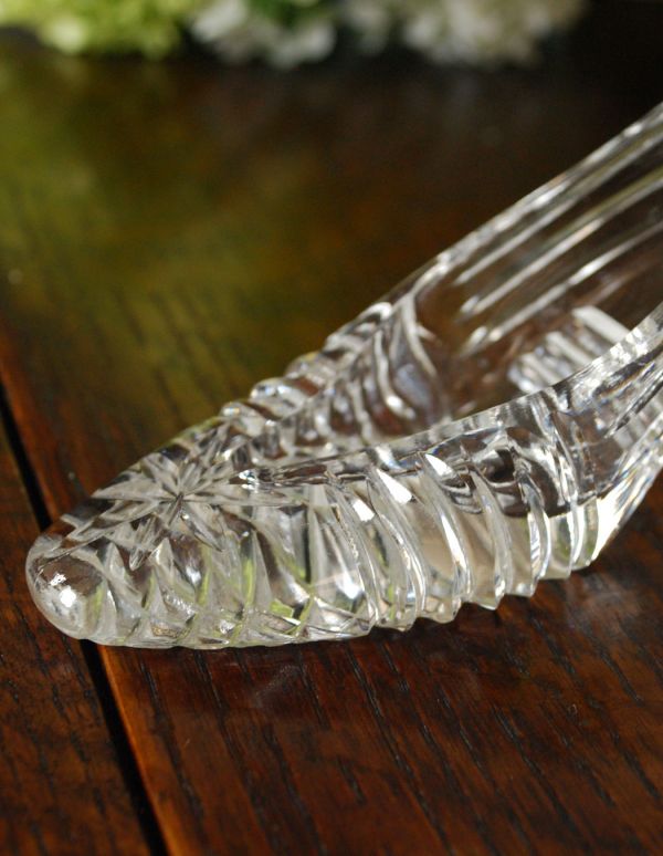 アンティーク雑貨　女性の憧れ・・・アンティークガラスの靴　 プレスドグラス。つま先の輝きも美しいデザインです。(pg-2583)