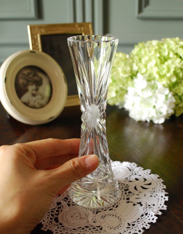 アンティーク雑貨 スタイルの良い一輪挿しプレスドグラス、フラワーベース。飾るだけで絵になる美しさ。(pg-2594)