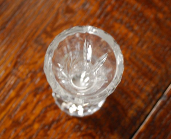 アンティーク雑貨 スタイルの良い一輪挿しプレスドグラス、フラワーベース。上から見るとこんな感じです。(pg-2594)