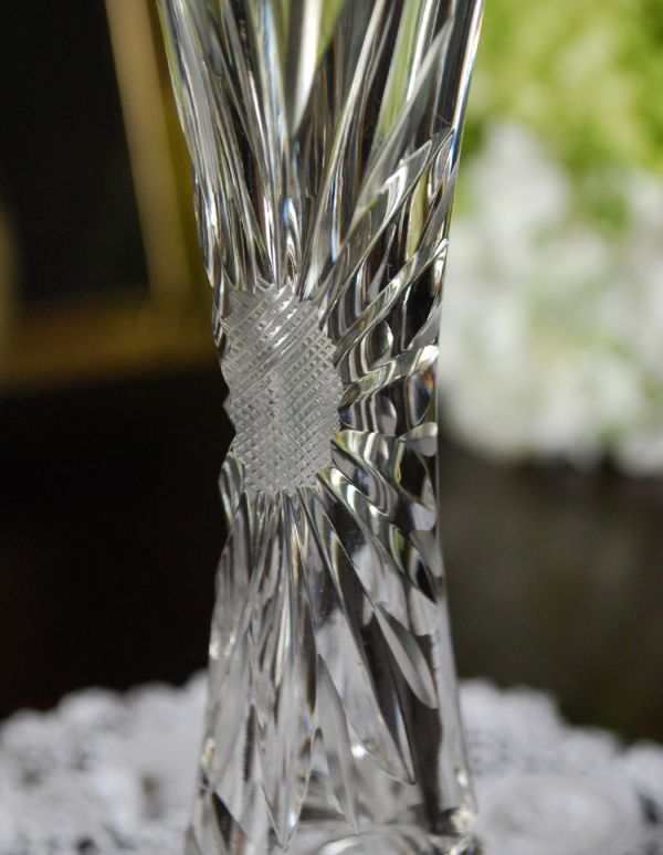 アンティーク雑貨 スタイルの良い一輪挿しプレスドグラス、フラワーベース。アンティークのため、多少の欠け・傷がある場合がありますが、使用上問題はありませんので、ご了承下さい。(pg-2594)