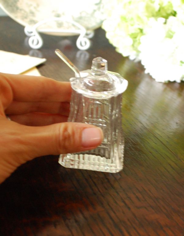 アンティーク雑貨 アンティークガラスのスプーン付きシュガーポット、プレスドグラス 。ティータイムを華やかにしてくれます。(pg-2595)