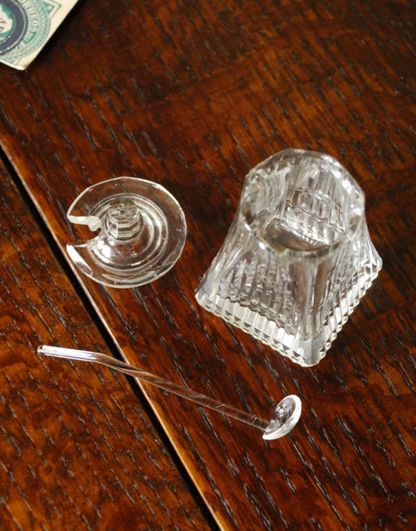 アンティーク雑貨 アンティークガラスのスプーン付きシュガーポット、プレスドグラス 。上から見るとこんな感じです。(pg-2595)