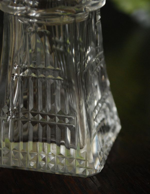 アンティーク雑貨 アンティークガラスのスプーン付きシュガーポット、プレスドグラス 。アンティークのため、多少の欠け・傷がある場合がありますが、使用上問題はありませんので、ご了承下さい。(pg-2595)