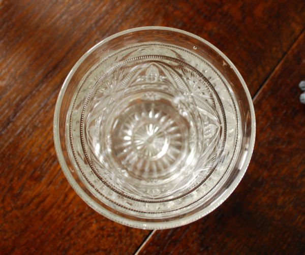 アンティーク雑貨　脚付きガラスのアンティークフラワーベース（花器）プレスドグラス。上から見るとこんな感じです。(pg-2600)