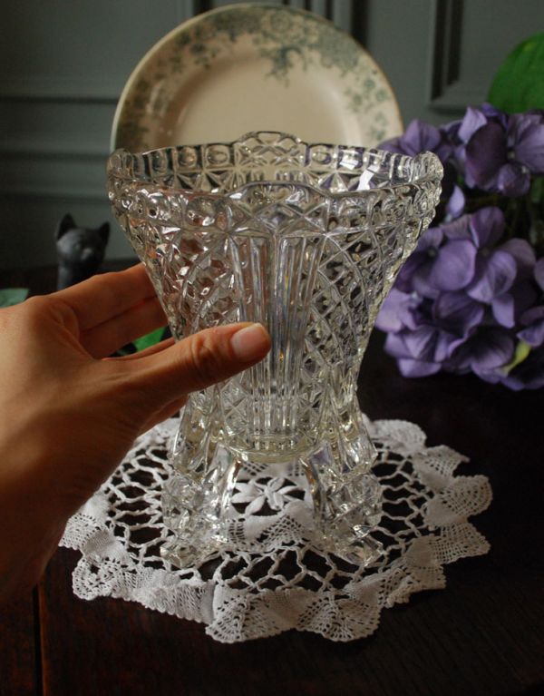 アンティーク雑貨　脚付きのアンティークのフラワーベース、プレスドグラス。飾るだけで絵になる美しさ。(pg-2606)