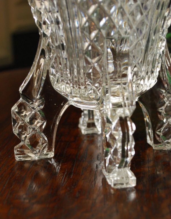 アンティーク雑貨　脚付きのアンティークのフラワーベース、プレスドグラス。脚が付いた華やかなデザインです。(pg-2606)