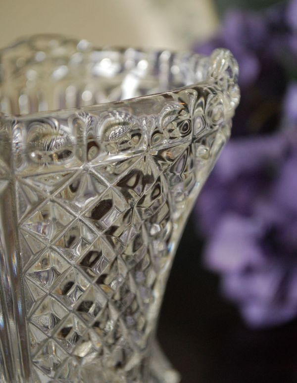 アンティーク雑貨　脚付きのアンティークのフラワーベース、プレスドグラス。細かいダイヤカットです。(pg-2606)