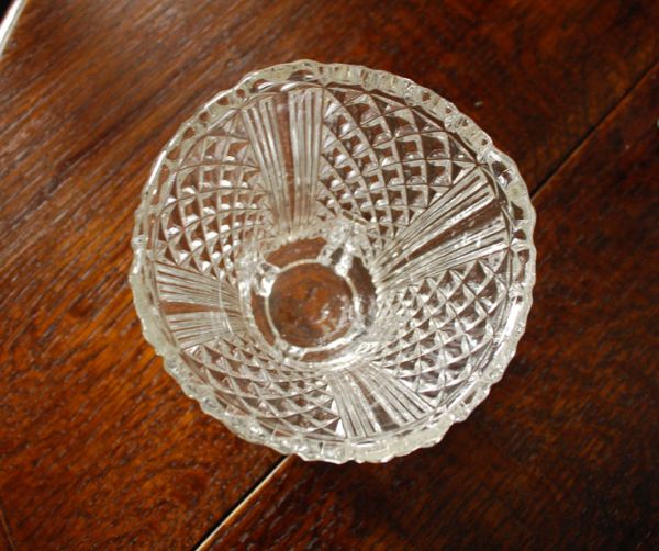 アンティーク雑貨　脚付きのアンティークのフラワーベース、プレスドグラス。上から見るとこんな感じです。(pg-2606)