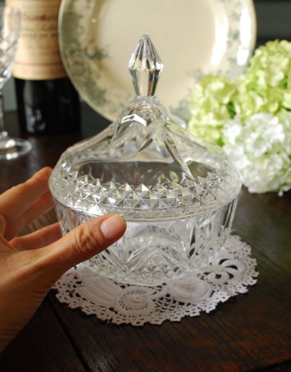 アンティーク雑貨　宝石のようなときめく輝き・・・フタ付きアンティークガラスケース　プレスドグラス。どこに置いても華やかなガラスのケースです。(pg-2611)