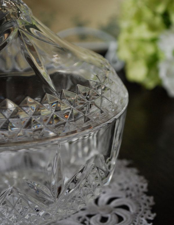 アンティーク雑貨　宝石のようなときめく輝き・・・フタ付きアンティークガラスケース　プレスドグラス。アンティークのため、多少の欠け・傷がある場合がありますが、使用上問題はありませんので、ご了承下さい。(pg-2611)