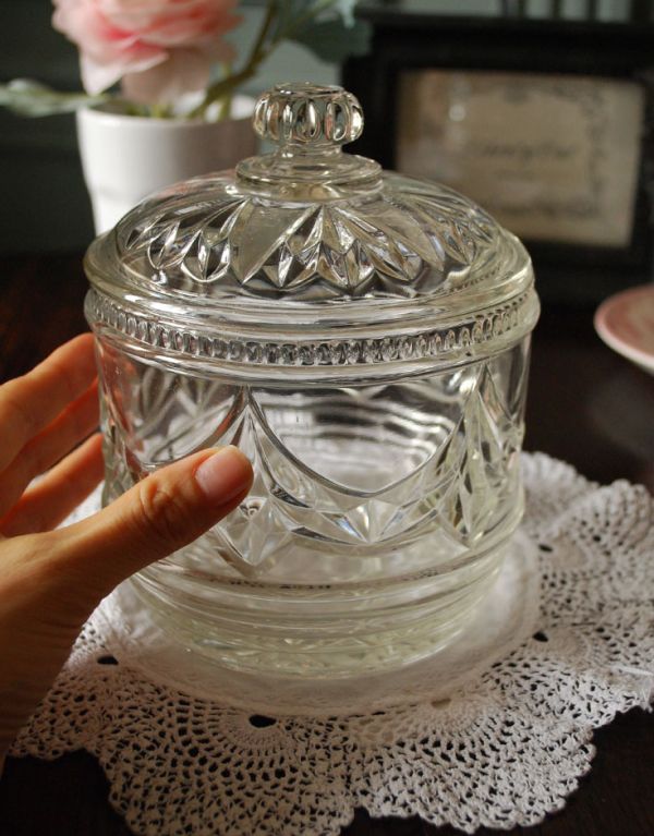 アンティーク雑貨 リボンが掛けられた、アンティークのガラスキャニスター、プレスドグラス。どこに置いても華やかなガラスのケースです。(pg-2623)