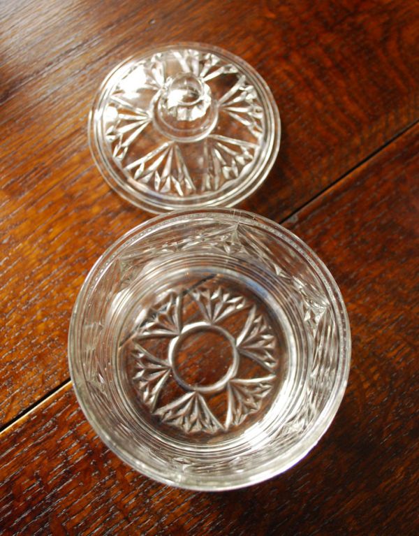 アンティーク雑貨 リボンが掛けられた、アンティークのガラスキャニスター、プレスドグラス。上から見るとこんな感じです。(pg-2623)