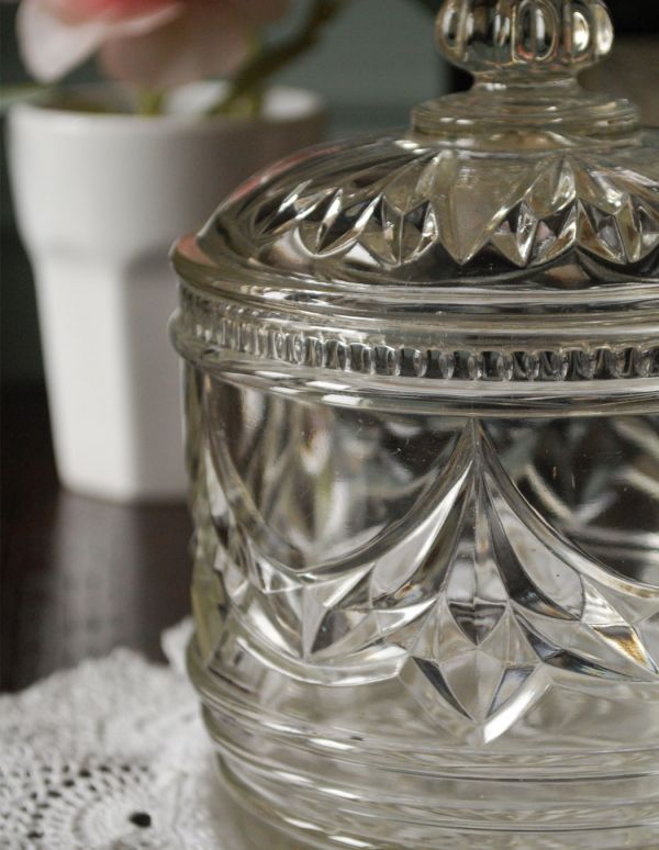 アンティーク雑貨 リボンが掛けられた、アンティークのガラスキャニスター、プレスドグラス。アンティークのため、多少の欠け・傷がある場合がありますが、使用上問題はありませんので、ご了承下さい。(pg-2623)