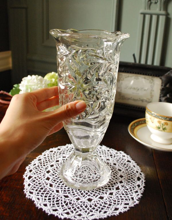 アンティークガラスの雑貨、キレイなフラワーベース（花器）プレス