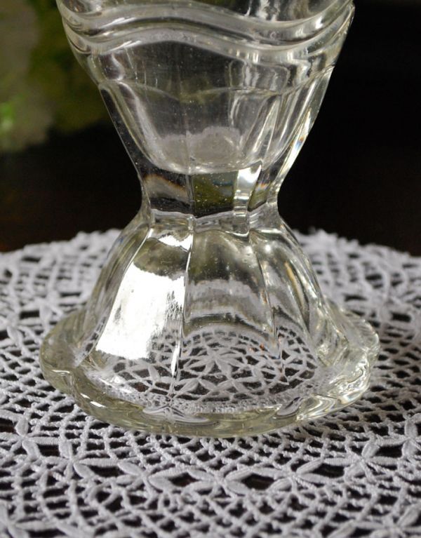 アンティークガラスの雑貨、キレイなフラワーベース（花器）プレス