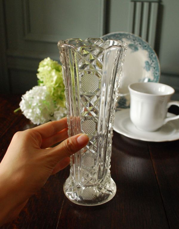フラワーベース　アンティーク雑貨　アンティークのフラワーベース、キレイなガラスのインテリア雑貨　プレスドグラス。飾るだけで絵になる美しさです。(pg-2632)