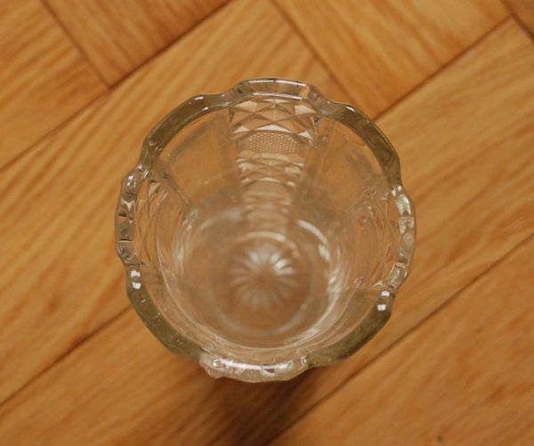 フラワーベース　アンティーク雑貨　アンティークのフラワーベース、キレイなガラスのインテリア雑貨　プレスドグラス。上から見るとこんな感じです。(pg-2632)