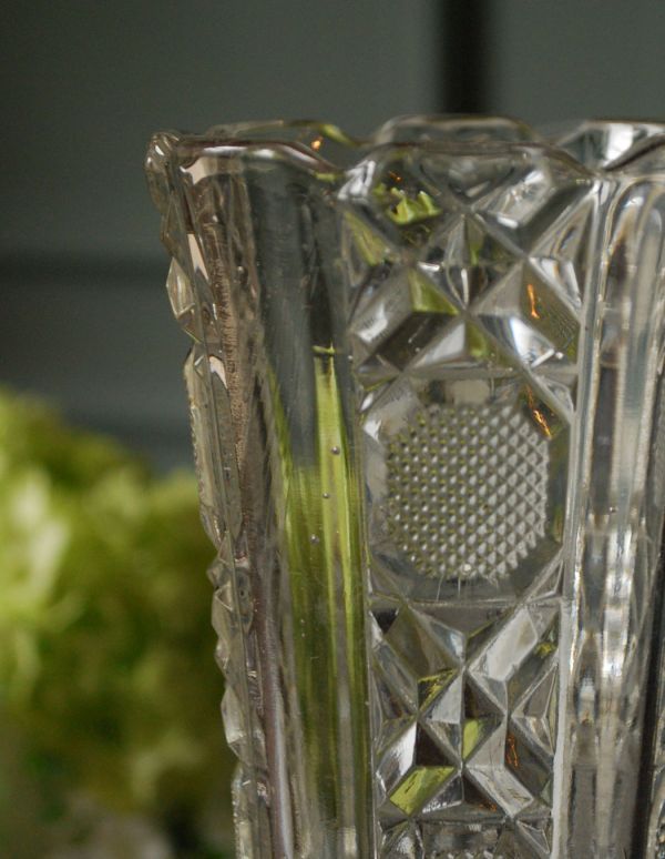 フラワーベース　アンティーク雑貨　アンティークのフラワーベース、キレイなガラスのインテリア雑貨　プレスドグラス。アンティークのため、多少の欠け・傷がある場合がありますが、使用上問題はありませんので、ご了承下さい。(pg-2632)