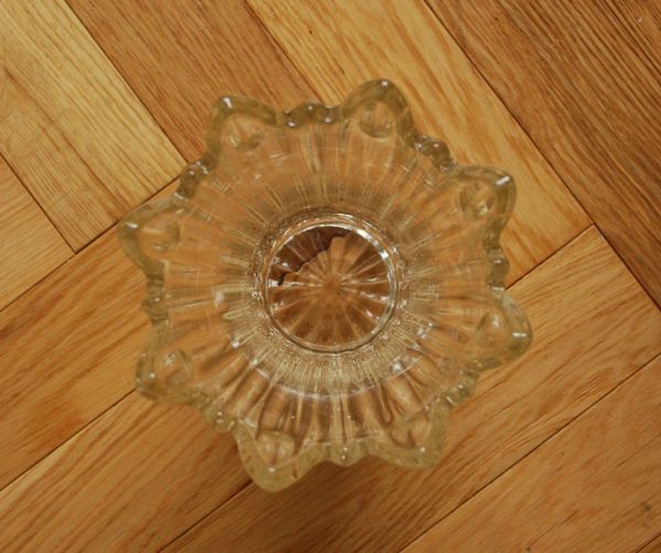アンティーク雑貨 可憐 なシルエットのフラワーベース(花器)プレスドグラス。上から見るとこんな感じです。(pg-2639)